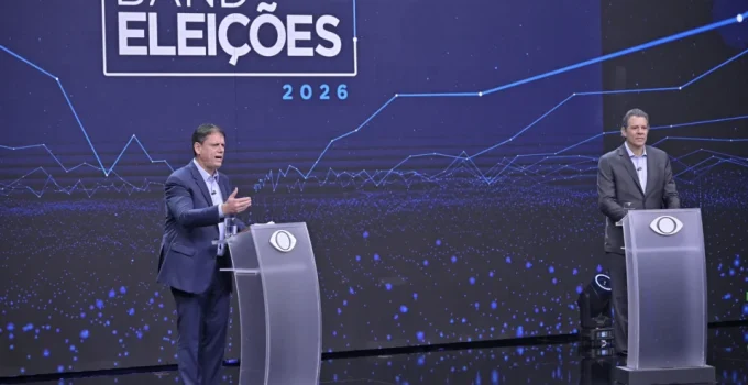 Tarcísio e Haddad medem forças em debate acirrado com foco em segurança e legado de Bolsonaro