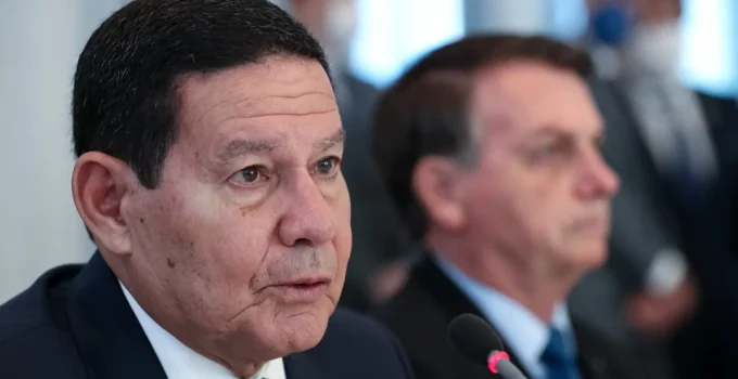 Mourão critica PEC da Escala 6x1 e a classifica como 'populista e oportunista'