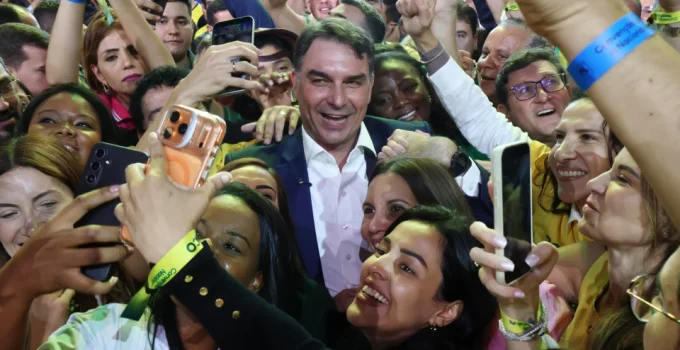 Flávio Bolsonaro propõe mandato único para viabilizar candidatura e projetar sucessão de 2030