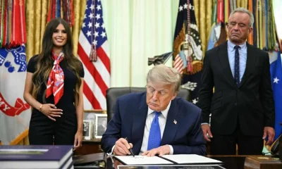 Trump assina ordem e sugere espaçar vacinas infantis, citando ligação com autismo