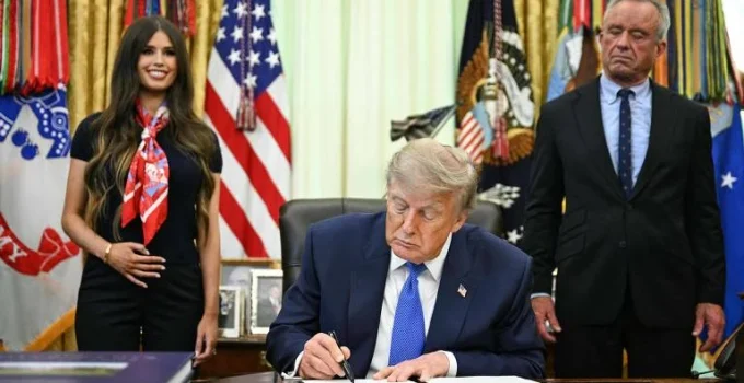 Trump assina ordem e sugere espaçar vacinas infantis, citando ligação com autismo Trump assina ordem e sugere espaçar vacinas infantis, citando ligação com autismo