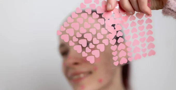 Adesivos para espinha: saiba quando o uso realmente vale a pena
