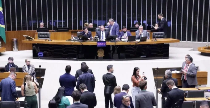 Câmara aprova subsídios para combustíveis e inclui ‘jabutis’ polêmicos Câmara aprova subsídios para combustíveis e inclui 'jabutis' polêmicos