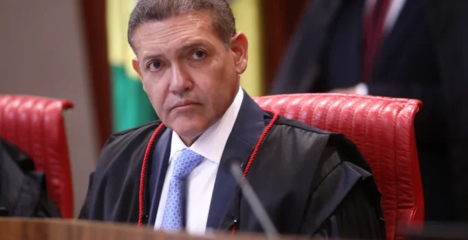 TSE suspende sistema de filiações após fraudes envolvendo Flávio Bolsonaro e tentativa contra Lula