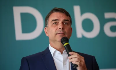 Flávio Bolsonaro propõe endurecimento contra o crime e cortes de poder do STF em plano de governo