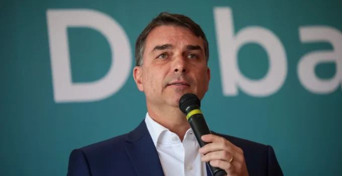 Flávio Bolsonaro propõe endurecimento contra o crime e cortes de poder do STF em plano de governo