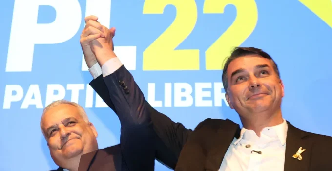 Chapa de Flávio Bolsonaro e Alfredo Gaspar à Presidência é registrada no TSE após confusão de filiação