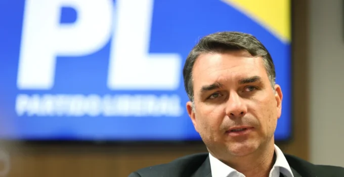 Flávio Bolsonaro promete 'Tesouraço da Censura' e revogação de atos anti-crítica do governo Lula