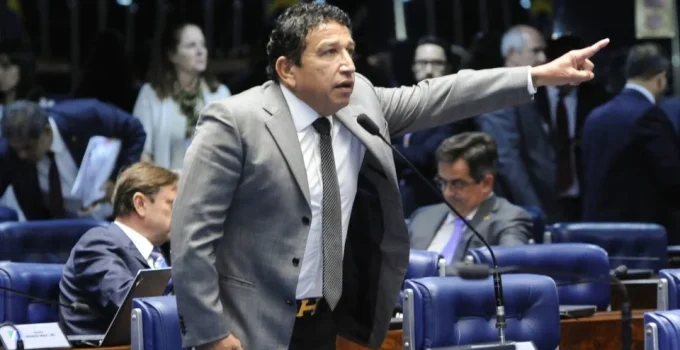Bancada evangélica articula derrubada de veto de Lula sobre conselheiros tutelares e ameaça pauta orçamentária