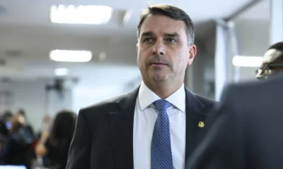 Homem é alvo de busca e apreensão por suspeita de ameaçar Flávio Bolsonaro em Juiz de Fora