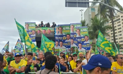 Mesmo ausente, Jair Bolsonaro é o centro das atenções em lançamento de campanha de Flávio