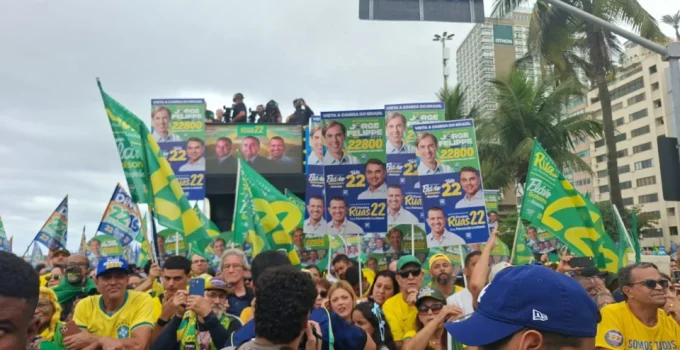 Mesmo ausente, Jair Bolsonaro é o centro das atenções em lançamento de campanha de Flávio