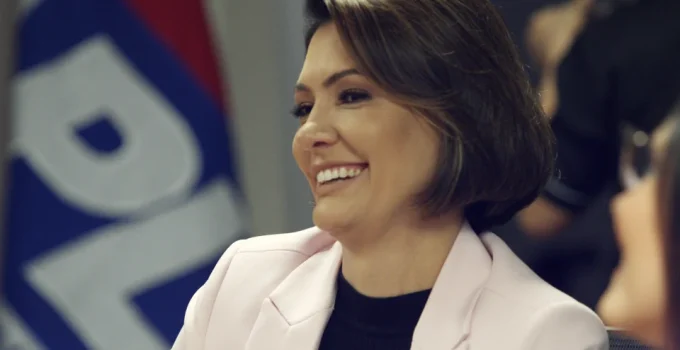 Michelle Bolsonaro declara R$ 4,4 milhões em patrimônio e lança campanha ao Senado