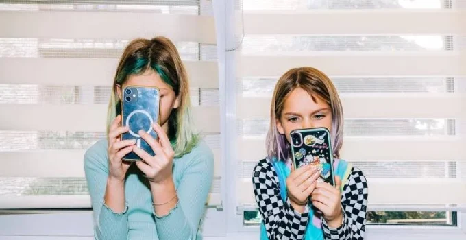 Proibir redes sociais para jovens não é a solução mágica, diz especialista