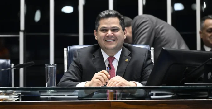 Alcolumbre exalta Lula na exploração de petróleo e critica intervenção estrangeira