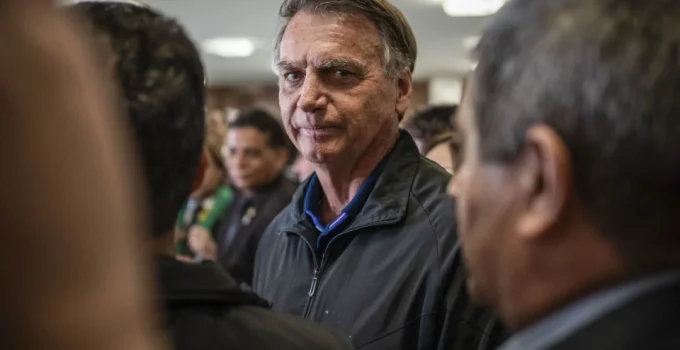 Moraes libera Bolsonaro para ir ao dentista, mas veta esposa de Flávio