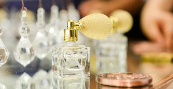 Perfume no pescoço não representa risco específico para a tireoide, dizem especialistas