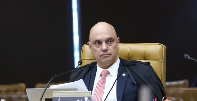 Moraes defende regulamentação do jornalismo e volta do diploma obrigatório