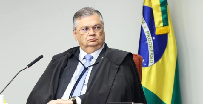 Dino defende limite ao sigilo da fonte e questiona extensão de garantias a ‘qualquer blogueiro’ Dino defende limite ao sigilo da fonte e questiona extensão de garantias a 'qualquer blogueiro'