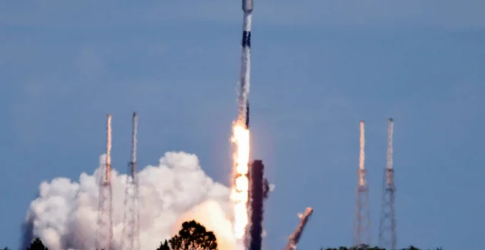 NASA divulga imagens de cratera lunar formada por queda de foguete da SpaceX