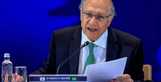 Governo mira 70% de produção nacional de medicamentos até 2033