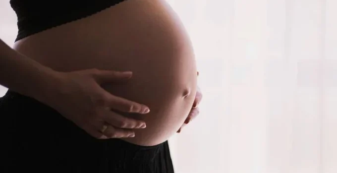 Hospital de SC é condenado a pagar R$ 300 mil por morte de bebê após parto induzido sem consentimento