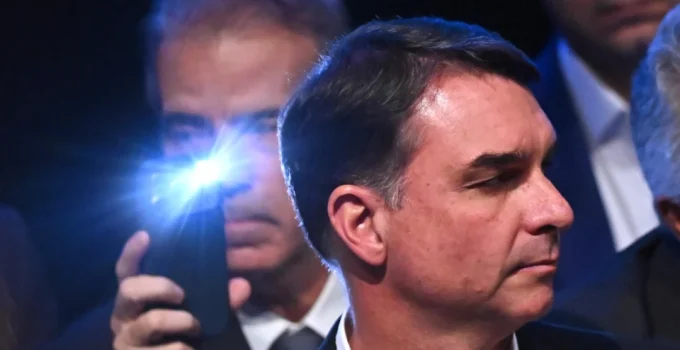 Flávio Bolsonaro se diz ‘chateado’ com ataques de centro-direita e cobra foco em Lula Flávio Bolsonaro se diz 'chateado' com ataques de centro-direita e cobra foco em Lula