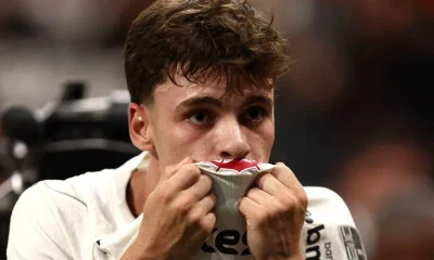 Corinthians supera desvantagem e expulsão para avançar às quartas da Libertadores