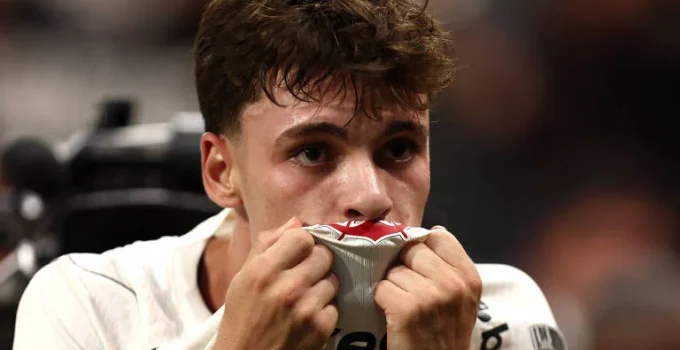 Corinthians supera desvantagem e expulsão para avançar às quartas da Libertadores