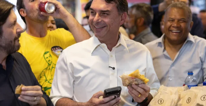 Lulinha processa Flávio Bolsonaro e pede remoção de vídeo sobre suposta 'farra do INSS'
