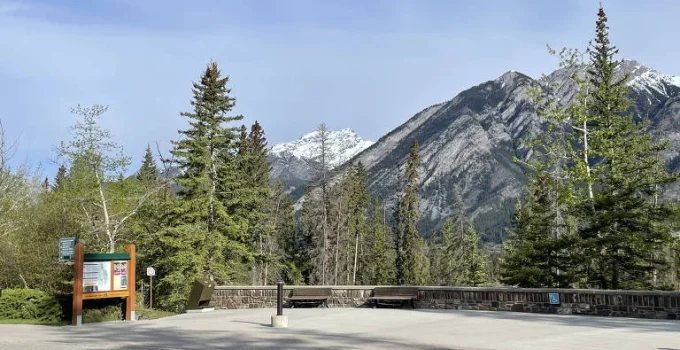 Montanhas Rochosas Canadenses: Um Espetáculo de Lagos Azuis e Glaciares Majestosos