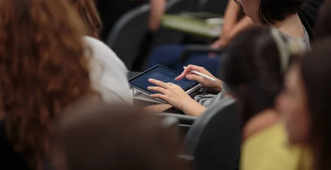 Jovens brasileiros priorizam bem-estar e aceitariam salários menores por menos estresse