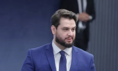 Defesa de Filipe Martins reitera pedido de visita de Flávio Bolsonaro após pedido ser ignorado