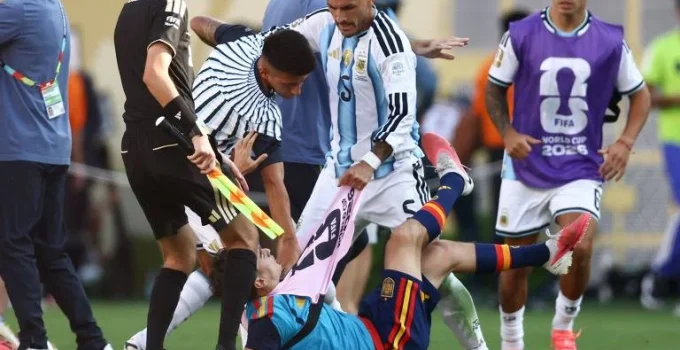 Paredes é suspenso por 10 jogos e Argentina recebe multas por incidentes na final da Copa do Mundo