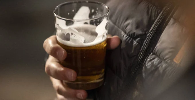 Abstinência de álcool pode aumentar risco de consumo compulsivo, sugere estudo com camundongos