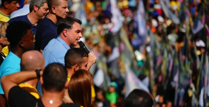 Flávio Bolsonaro expande equipe econômica para detalhar plano de governo Flávio Bolsonaro expande equipe econômica para detalhar plano de governo