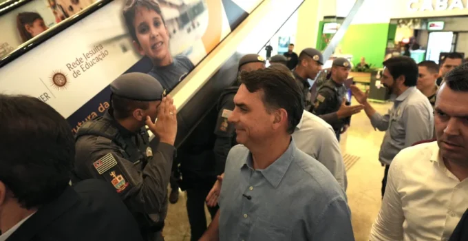 Flávio Bolsonaro adota “padrão Bukele” para apresentar agenda de segurança na campanha