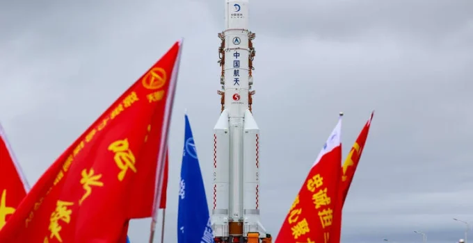 China adia lançamento de missão crucial para busca de água na Lua