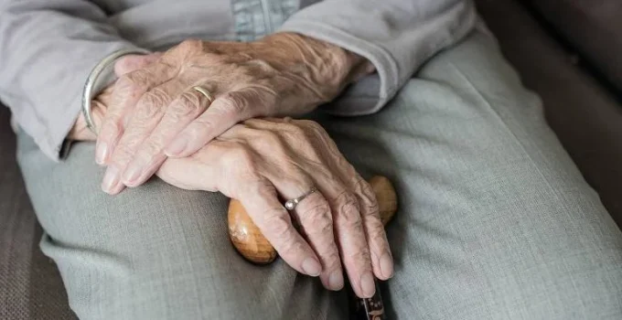 Perda de 15% da força muscular já é sinal de alerta para mobilidade na velhice, aponta estudo