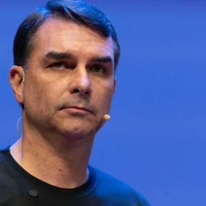 Flávio Bolsonaro justifica ausência em debate e desafia Lula para confronto direto