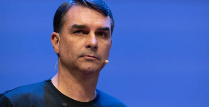 Flávio Bolsonaro justifica ausência em debate e desafia Lula para confronto direto Flávio Bolsonaro justifica ausência em debate e desafia Lula para confronto direto
