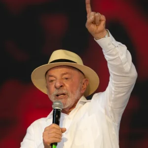Lula critica 'banalização' da política e valoriza experiência em detrimento da fama na internet