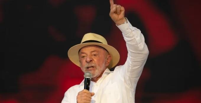 Lula critica 'banalização' da política e valoriza experiência em detrimento da fama na internet