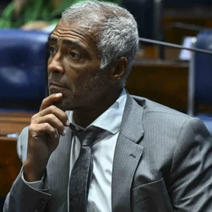 Romário abre porta para apoio a Lula e se desfilia do PL