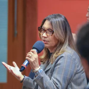 Janja repudia falas de Renan Santos em debate e o acusa de misóginia