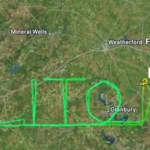 Piloto brasileiro homenageia Lito Sousa com voo no céu do Texas