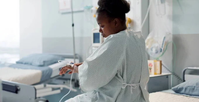 Inglaterra reconhece 'misoginia médica' como falha estrutural do sistema de saúde