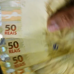 Governo prevê salário mínimo de R$ 1.741 em 2027 com reajuste acima da inflação