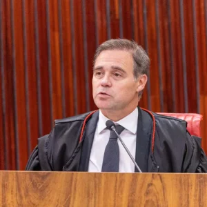 Mendonça ordena remoção de deepfake contra Flávio Bolsonaro e propõe regras para IA