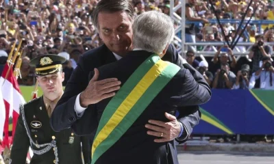 Flávio Bolsonaro ou Lula: quem passaria a faixa presidencial em uma eventual vitória do PL?